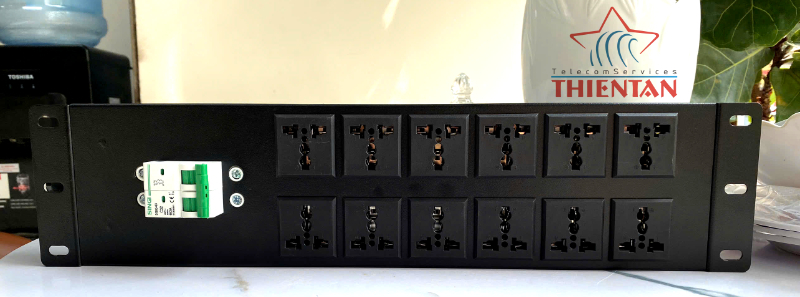 thanh nguồn PDU 12 chân đa dụng có MCB 32A thanh nguồn PDU 12 chân đa dụng có MCB 32A